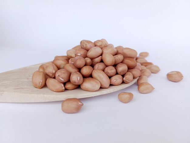 Foto il contenuto nutrizionale delle arachidi comprende acidi grassi insaturi, fibre proteiche, vitamina e e