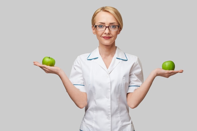 영양사 의사 건강 한 라이프 스타일 개념-유기 신선한 녹색 사과 들고.