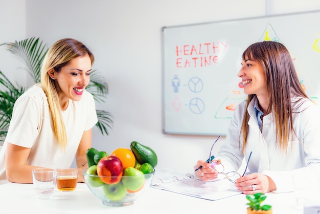 Foto nutrizionista con paziente femminile