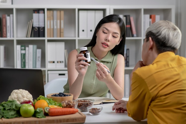 사무실에서 의료 상담을 받는 동안 식사 계획과 건강한 제품에 대해 이야기하는 여성 고객과 영양사