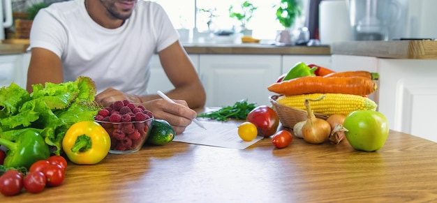 Photo a nutritionist writes a nutrition plan selective focus