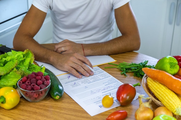 Photo a nutritionist writes a nutrition plan selective focus