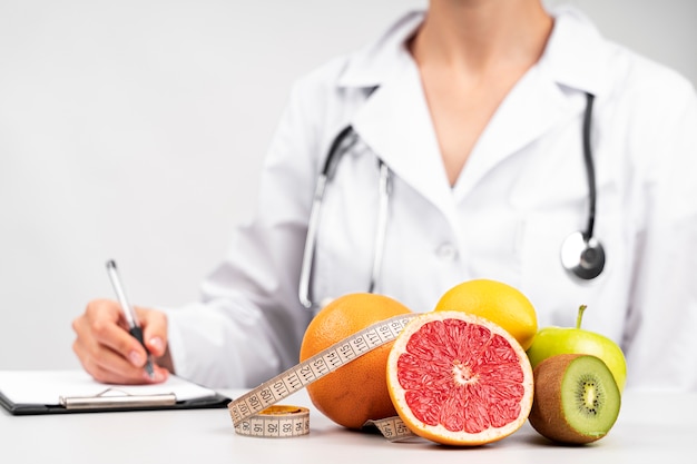 Foto scrittura nutrizionista e spuntino salutare alla frutta