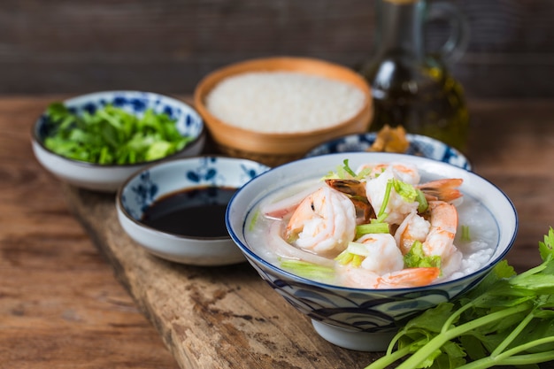 Фото Питательная и вкусная каша с морепродуктами, рисовая креветка с морскими гребешками