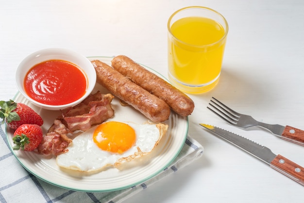 Colazione nutriente, fragola, pane, succo d'arancia di caffè, salsiccia, uovo