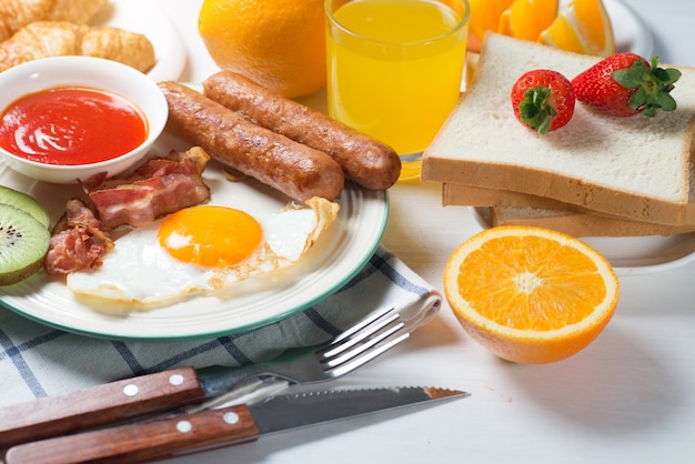 栄養価の高い朝食、イチゴ、パン、コーヒーオレンジジュース、ソーセージ、卵
