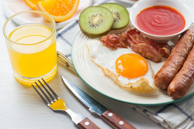Photo nutritious breakfast, strawberry, bread, coffee orange juice, sausage, egg
