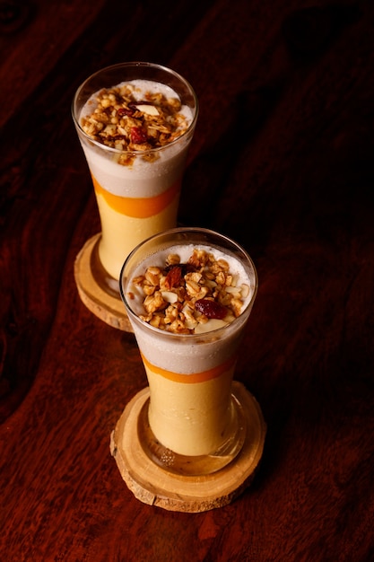 Фото Питательный молочный коктейль из манго с орехами сверху