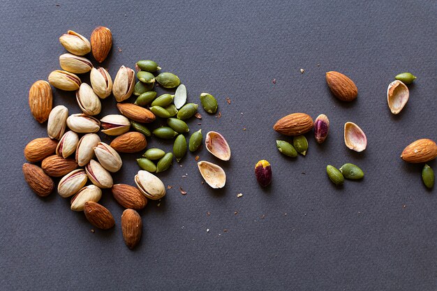 Noci sulla tavola nera, concetto sano dell'alimento