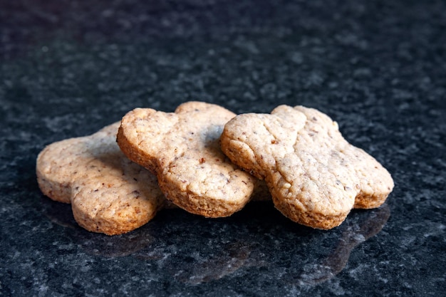 ナッツクッキー。暗い大理石のテーブルの上のクルミのクッキー。手作りの料理。