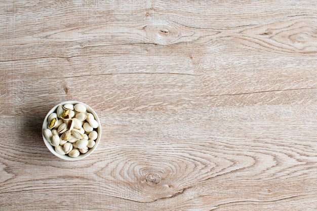 Foto noci in una tazza su un vecchio tavolo di grano di legno