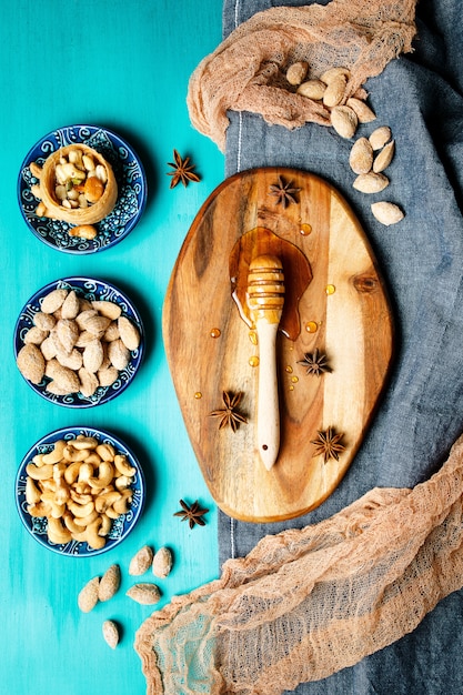 素朴なテーブルの上のナッツと蜂蜜