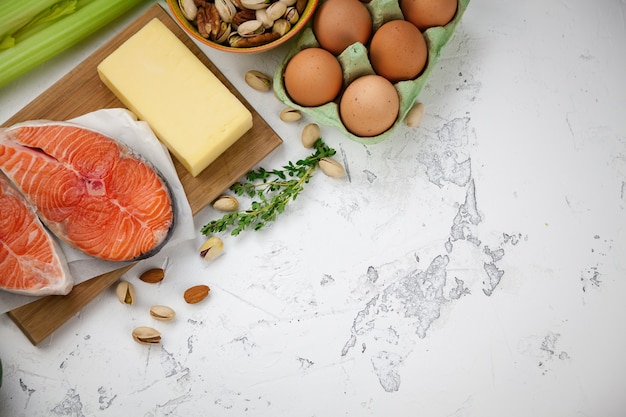 Foto noci, salmone, uova, latticini, verdure