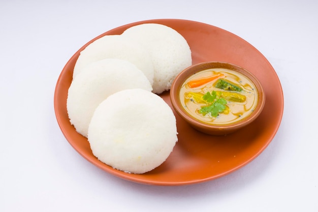 Nutteloos of Idli Zuid-Indiaas hoofdontbijtproduct dat prachtig is gerangschikt in aardewerk?