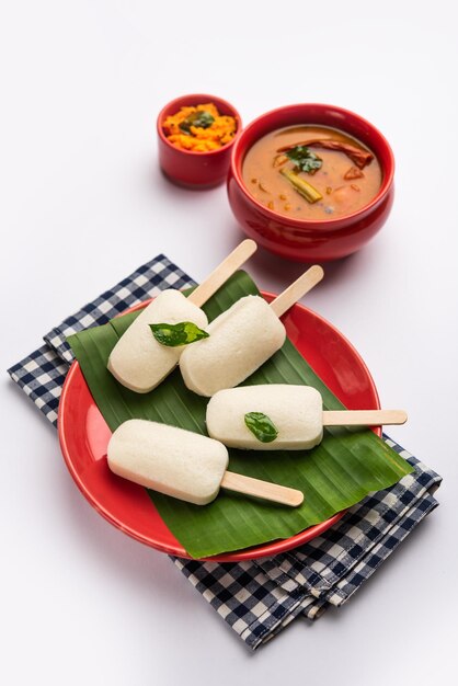 Nutteloze lolly of idli-snoep met stok geserveerd met sambar en chutneyZuid-indiaans ontbijt