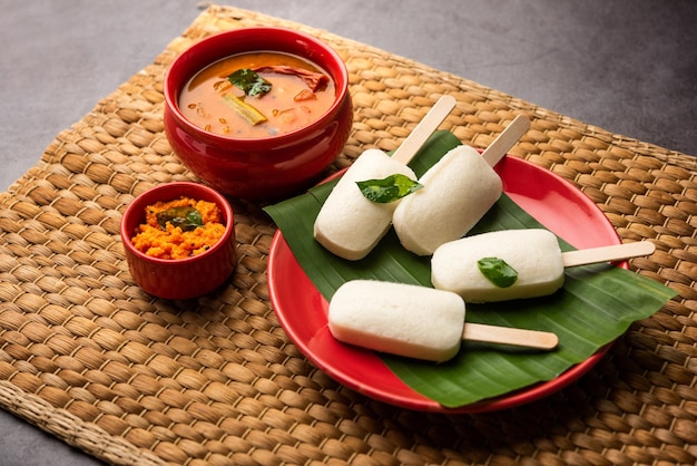 Nutteloze lolly of idli-snoep met stok geserveerd met sambar en chutneyZuid-indiaans ontbijt