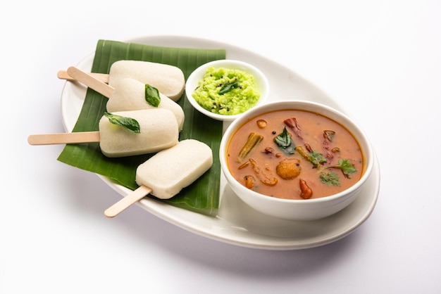 Nutteloze lolly of idli-snoep met stok geserveerd met sambar en chutneyZuid-indiaans ontbijt