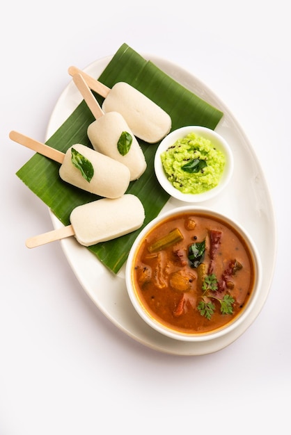 Nutteloze lolly of idli-snoep met stok geserveerd met sambar en chutneyZuid-indiaans ontbijt