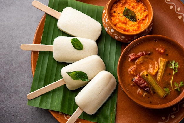 Nutteloze lolly of idli-snoep met stok geserveerd met sambar en chutneyZuid-indiaans ontbijt