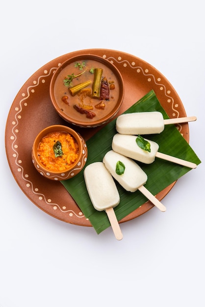 Nutteloze lolly of idli-snoep met stok geserveerd met sambar en chutneyzuid-indiaans ontbijt