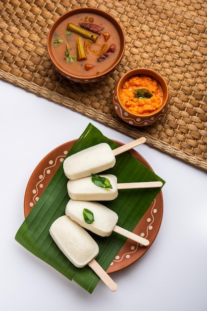Nutteloze lolly of idli-snoep met stok geserveerd met sambar en chutneyZuid-indiaans ontbijt