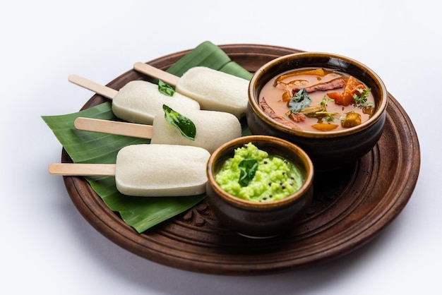 Nutteloze lolly of idli-snoep met stok geserveerd met sambar en chutneyZuid-indiaans ontbijt