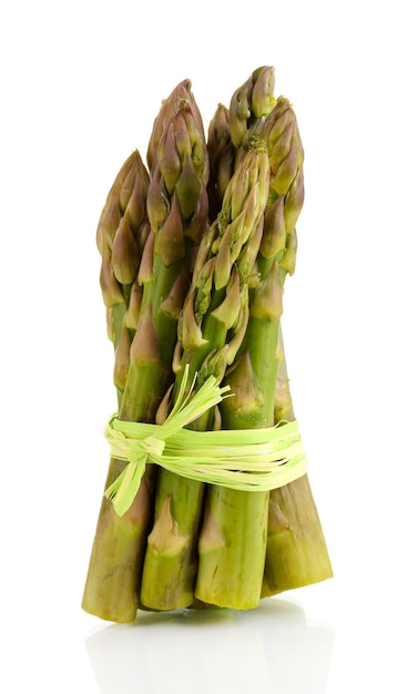 Nuttige asperges geïsoleerd op wit