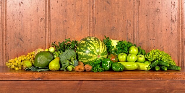 Nuttige groene groenten op een houten achtergrond.