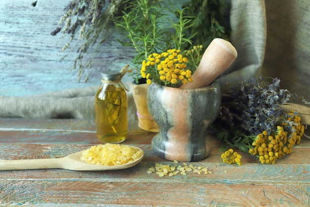 Nuttige planten oliën en tincturen lavendel bloemen en rozemarijn in een pot