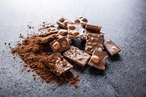 Ореховый шоколад с фундуком и какао-порошком