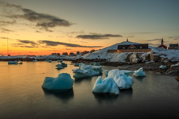 Foto nuuk stad oude haven zonsondergang uitzicht met ijsbergen groenland