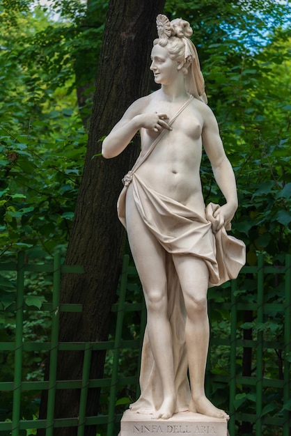 Foto statua della ninfa dell'aria nel giardino estivo san pietroburgo russia