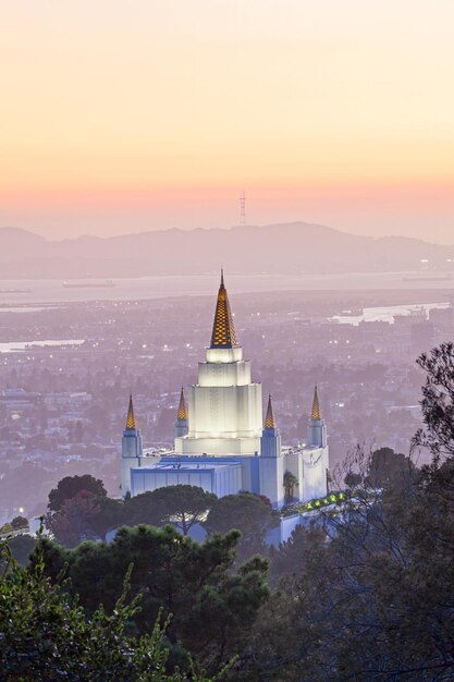 Foto il tempio di oakland, in california, di notte.