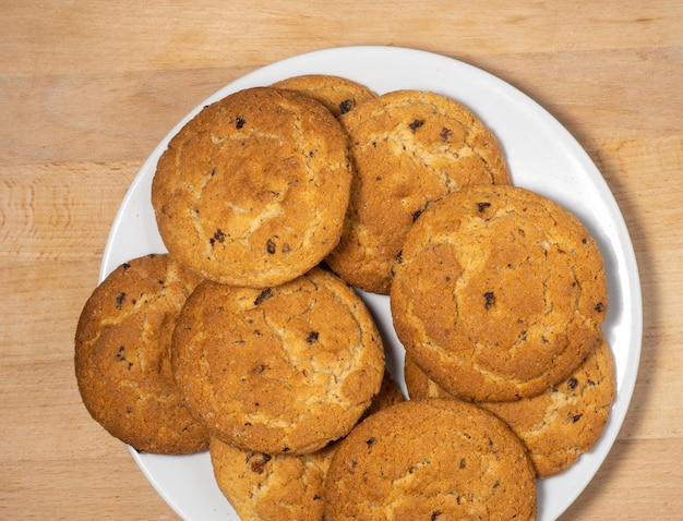 オーツ麦のクッキー テーブルにレーズン入りのクッキー 甘いお菓子 健康的な食事