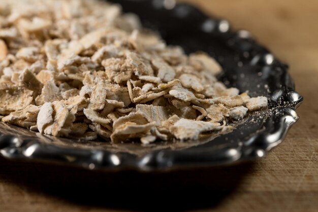 Foto fiocco d'avena in una ciotola di metallo