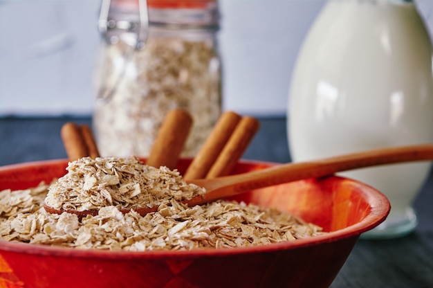 Oat flakes with cinnamon and milk