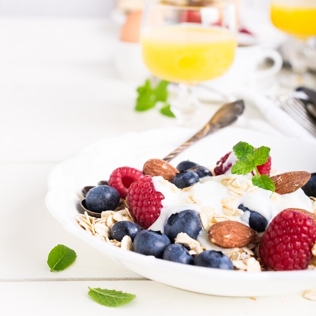 Oat flakes with fresh berries