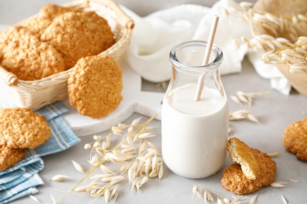 Фото Овсяное молоко вкусный и полезный вегетарианский альтернативный молочный напиток немолочное молоко