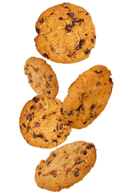 Oatmeal chocoladekoekjes vliegen van boven naar beneden geïsoleerd op een witte achtergrond