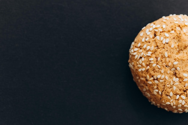 Foto biscotti di farina d'avena su sfondo nero