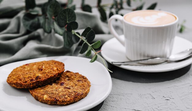 Photo oatmeal cookies and cup of coffee