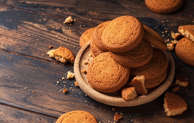 Biscotti di farina d'avena sulla tavola di legno rustica con lo spazio della copia