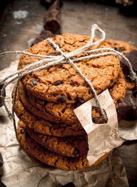 Foto biscotti di farina d'avena con cioccolato. su uno sfondo di legno.