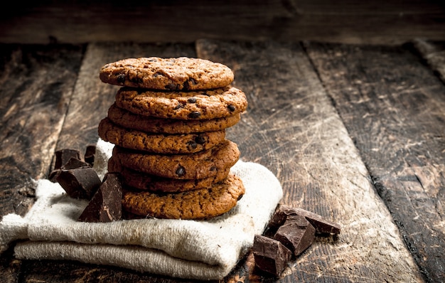 Oatmeal cookies with chocolate.