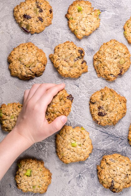 Foto biscotti di farina d'avena con mirtilli rossi e semi di zucca