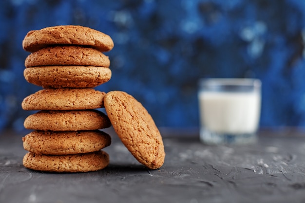 Photo oatmeal cookies with delicious milk. the concept of healthy eati