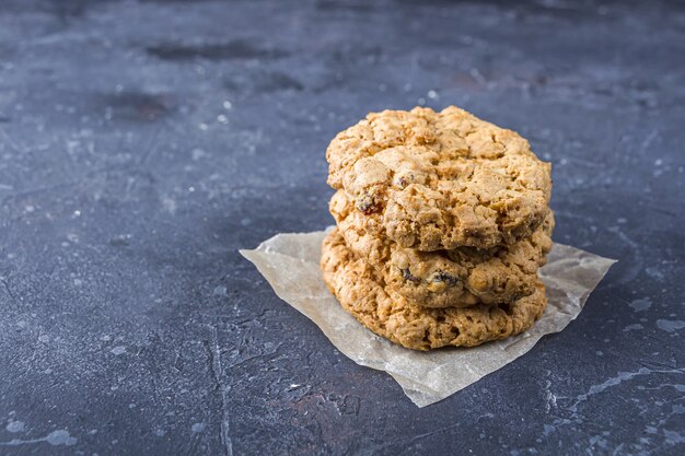 oatmeal cookies with raisins and chocolate