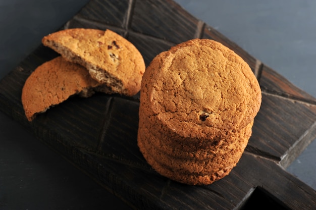 Biscotti di farina d'avena su un bordo rustico di legno