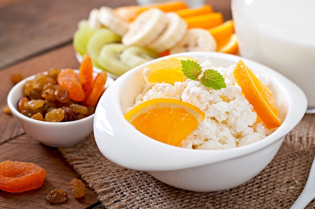 Oatmeal, cottage cheese, milk and fruit