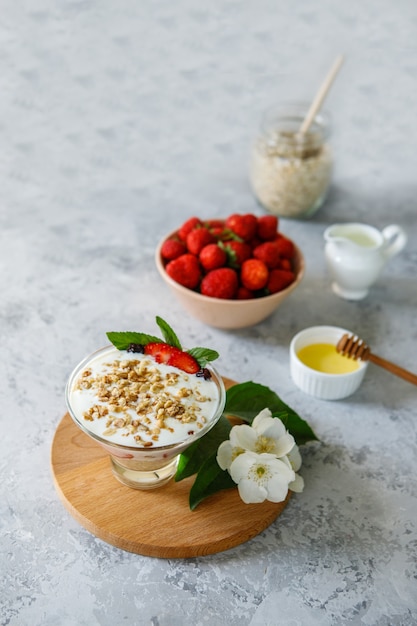 Photo oatmeal dessert with fresh strawberries